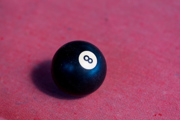 Poolballen op rode vilten lijst