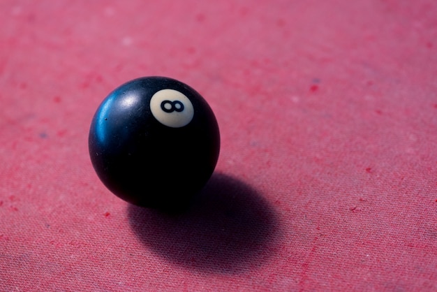 Poolballen op rode vilten lijst.