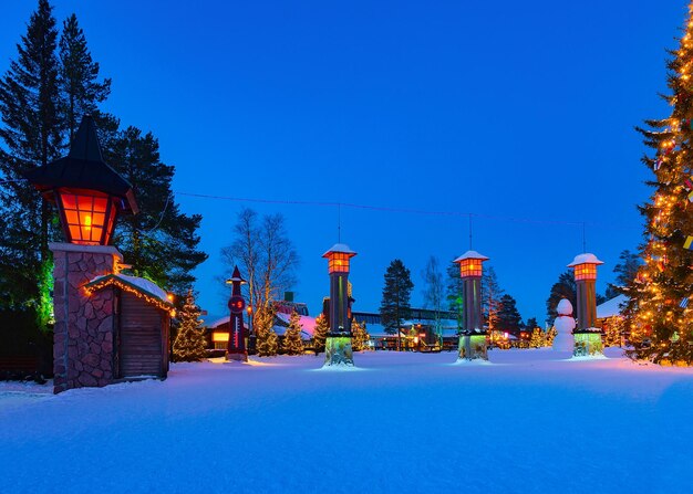 Poolcirkellantaarns in Santa Village met kerstbomen in Lapland, Finland, Scandinavië, op poolcirkel in de winter. 's Nachts