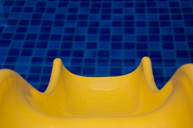 Foto poolglijbaan zwemmen openbaar zwembad glijbaan blauw water buiten
