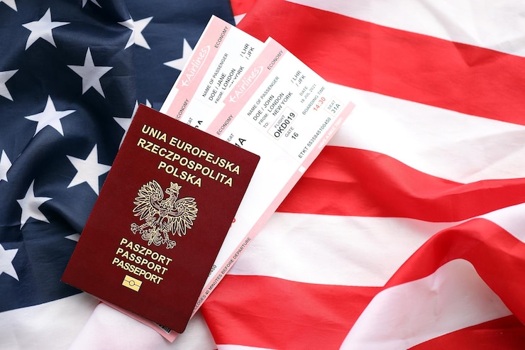 Foto pools paspoort met vliegtickets op amerikaanse vlag dichtbij toerisme en reizen