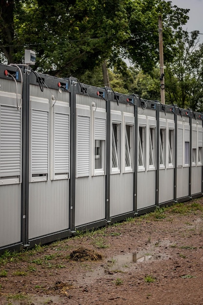 Poolse hulp in Oekraïne. Modulaire stad. Opvang van vluchtelingen. Behuizing uit containers. Tijdelijke woning