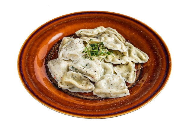 Poolse Pierogi Dumplings met aardappel in een bord met kruiden en boter Geïsoleerde witte achtergrond