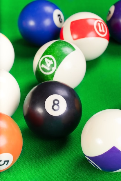 Poolspel Biljartballen op tafel