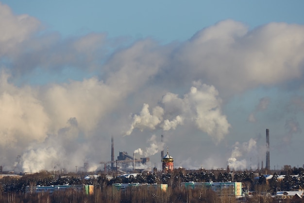 Фото Плохая среда в городе. экологическая катастрофа. вредные выбросы в окружающую среду. дым и смог. загрязнение атмосферы фабрикой. выхлопные газы