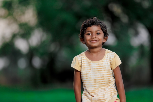 貧しいインドの女児