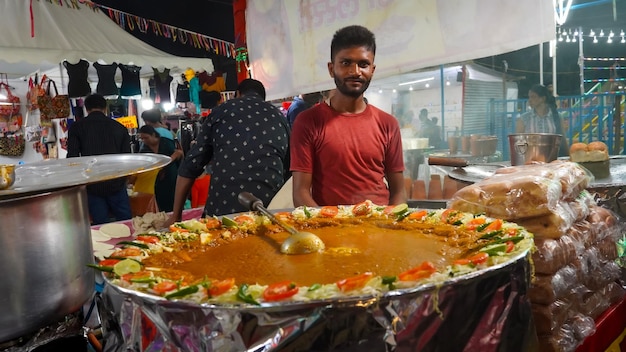 Un povero indiano che vende pav bhaji