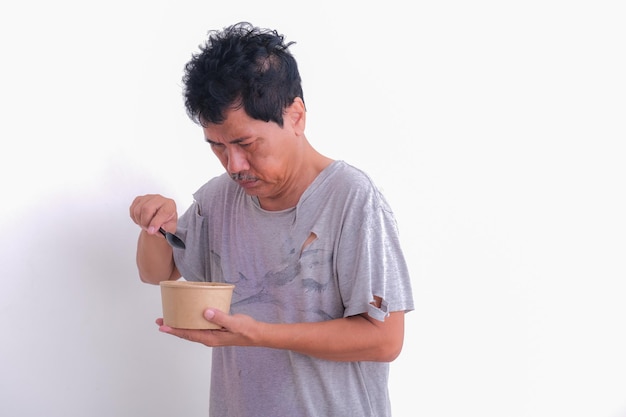 貧しい男が一杯の食べ物を食べていた