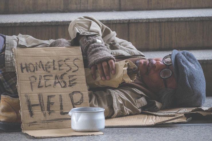 Photo poor man with help board sleeping outdoors