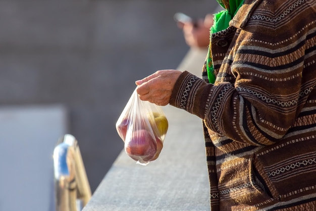 Бедная старуха продает мешок яблок торговли и выживания пожилых людей