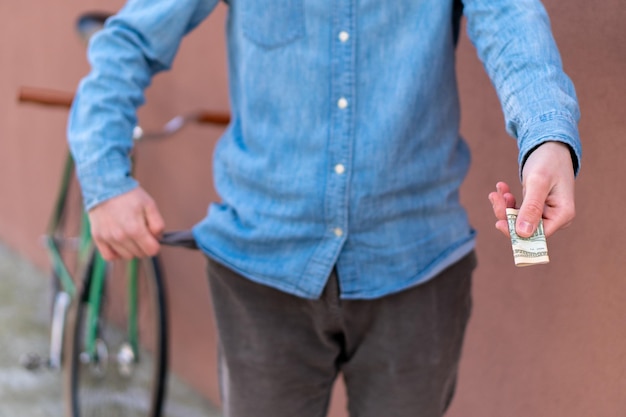 Povero giovane studente tasche vuote credito per l'alloggio o l'istruzione ultimi soldi per ripagare il debito pagamento delle bollette comprare una bicicletta costosa