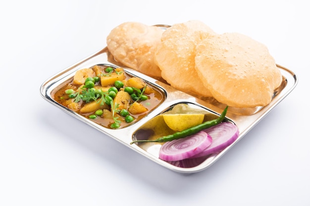 Poori masala curry o aloo sabzi per puri