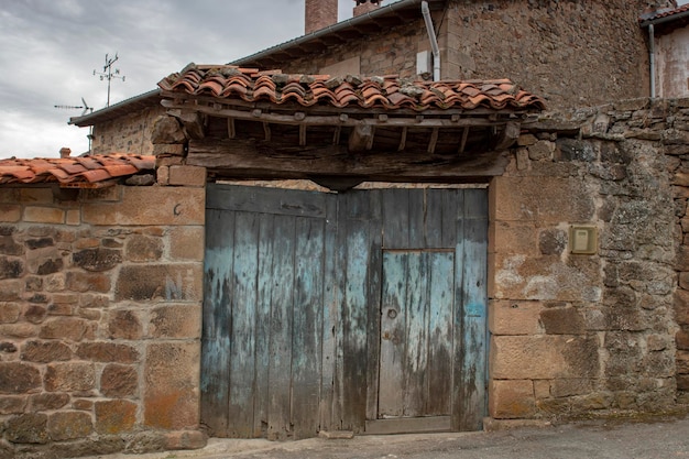 Poort in een typische landelijke straat in het binnenland van Cantabrië