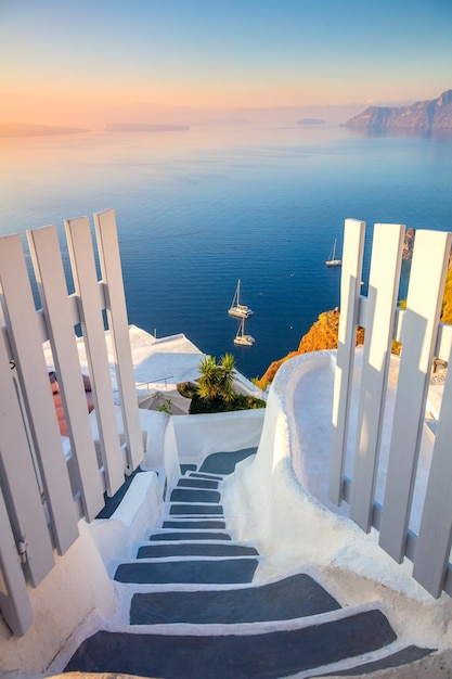 Poort naar rust Santorini Griekenland De zonsopgang opent deuren en trappen naar de blauwe zee van het eiland Santorini Oia Vakanties in Griekenland Santorini Europese reizen