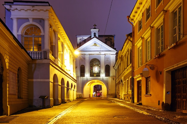 Poort van Dawn 's nachts, Vilnius, Litouwen