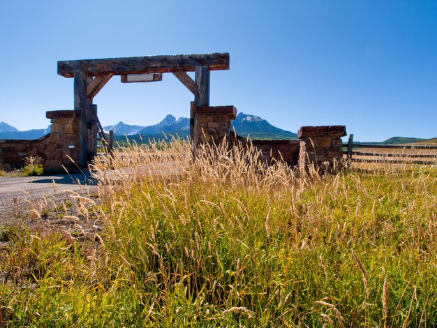 Poort van de Last Dollar Ranch in de herfst met uitzicht op de Dallas Divide op de achterkant.