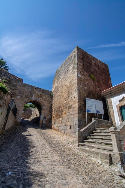 Poort van de ommuurde omheining van het kasteel van Pinhel in de wijk Guarda Portugal