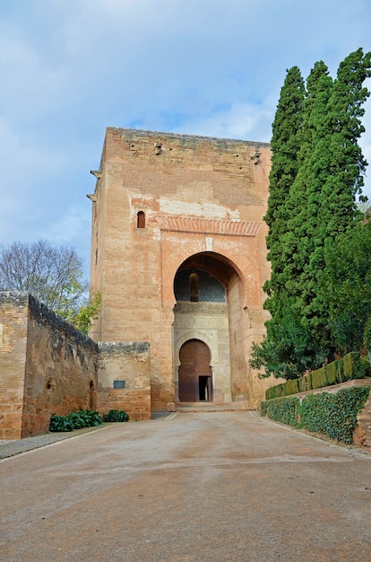 Poort van justitie in het alhambra in granada