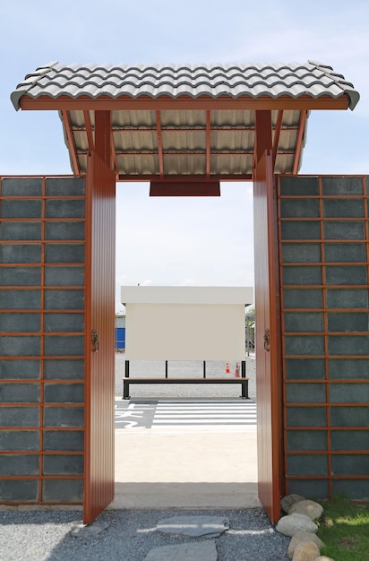 Foto poort van traditionele japanse stijl buiten bij bushalte