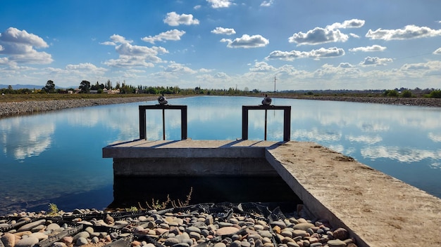 Poorten in het zwembad van de watertank voor irrigatie in de landbouw