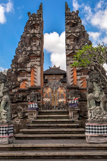Poorten naar een van de hindoetempels op Bali in Indonesië