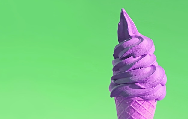 Конус мороженого в стиле поп-арта Purple Blueberry Soft Serve, изолированный на светло-зеленом фоне