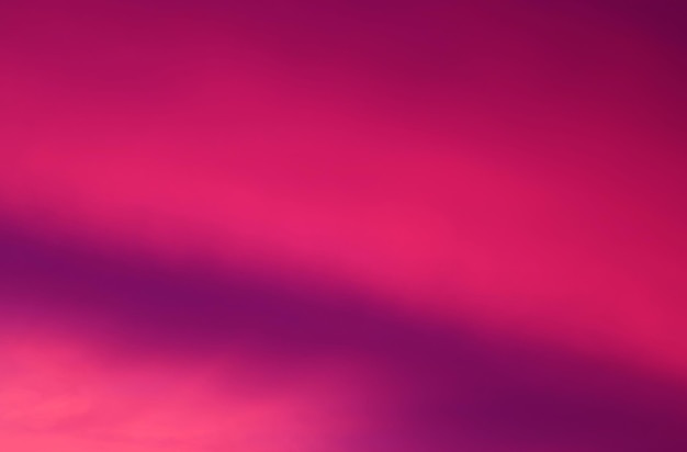 Поп-арт Сюрреалистический малиновый и аметистовый цветной облачный слой на вечернем небе