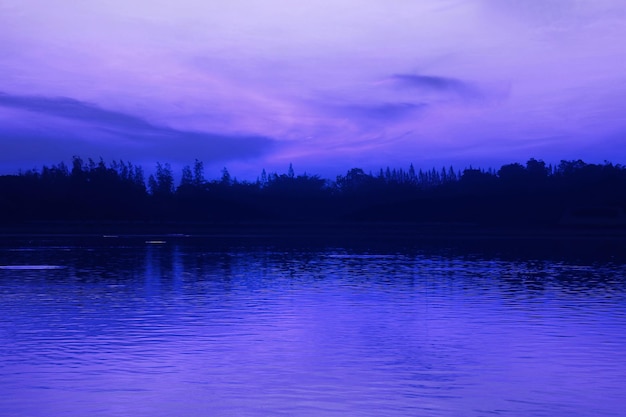 青い色のポップアート シュールなスタイルの静かな湖の風景