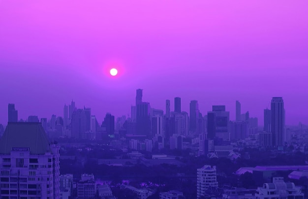 Pop-art surrealistische stijl levendige paars gekleurde avondrood boven de stad