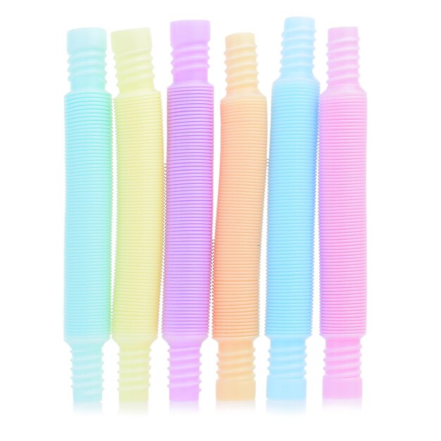 Pop buis geïsoleerd op een witte achtergrond Een populair zintuiglijk antistress speelgoed Golfkarton buis voor kinderen Een nieuwe trend Concept voor stressverlichting
