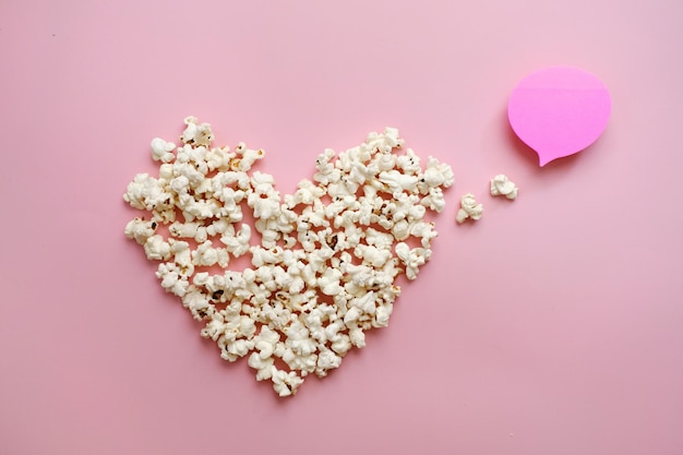 Pop Corn hart op roze achtergrond Valentijnsdag kopie ruimte