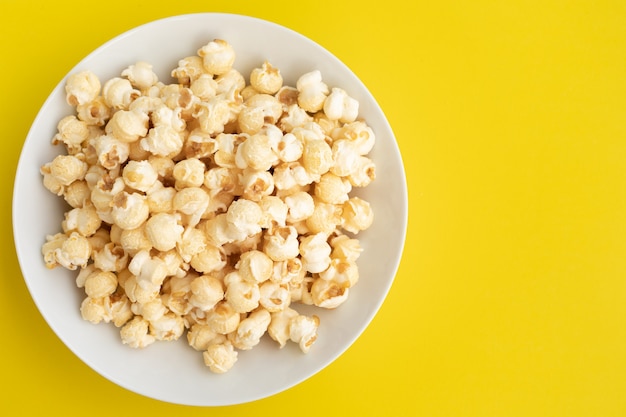 Pop corn op pastel kleur achtergrond. Ideeën voor voedsel en snackconcepten