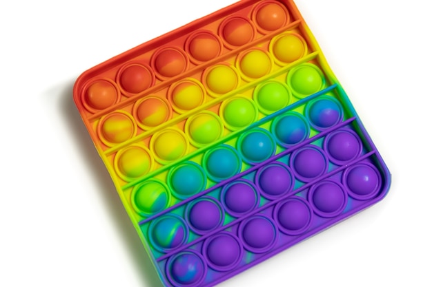 Foto pop it antistress fidget speelgoed kleurrijke regenboog spel geïsoleerde witte achtergrond