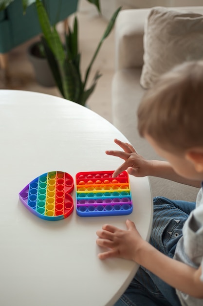 Pop it toy fidget, Kind speelt met antistress speelgoed