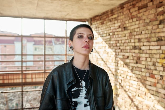 Photo pop punk aesthetic portrait of woman posing inside building