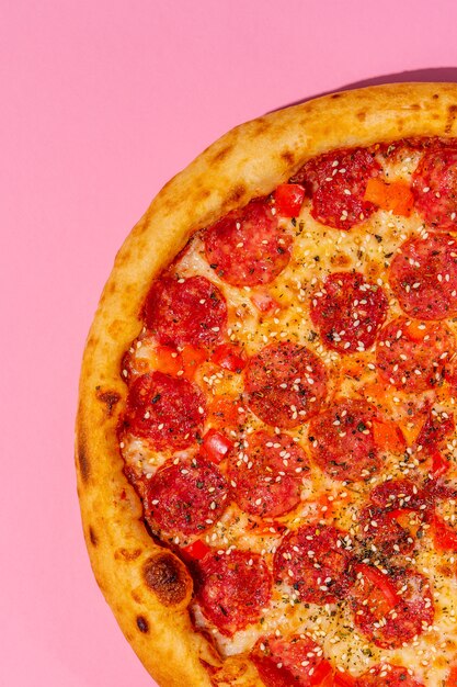 Popart Italiaanse pizza op roze achtergrond