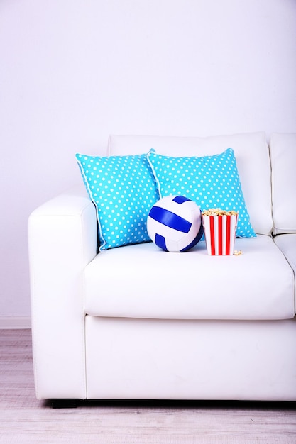 Photo popcorn and ball on sofa in room