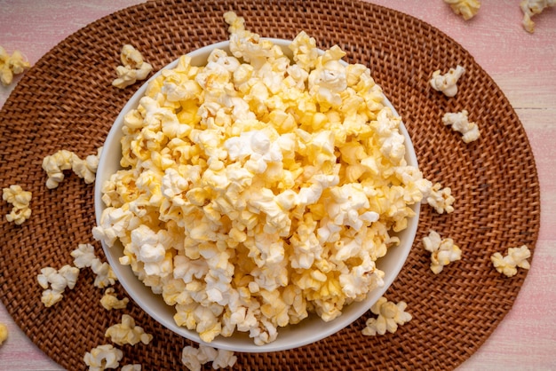 Popcorn in bown on wooden background popcorn in bowl on wooden table