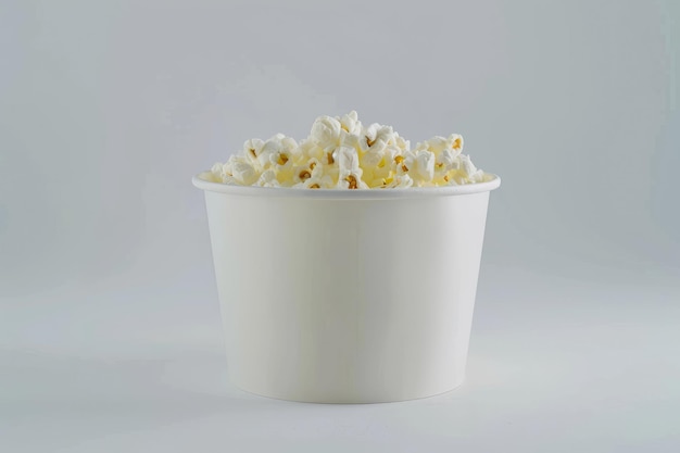 Foto presentazione del secchio di popcorn isolato su sfondo bianco