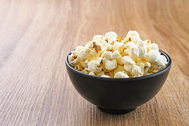 Popcorn een soort hartige snack van maïszaad Geserveerd in een kleine kom geselecteerde focus