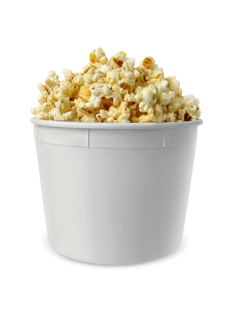 Popcorn in doos die op witte achtergrond wordt geïsoleerd