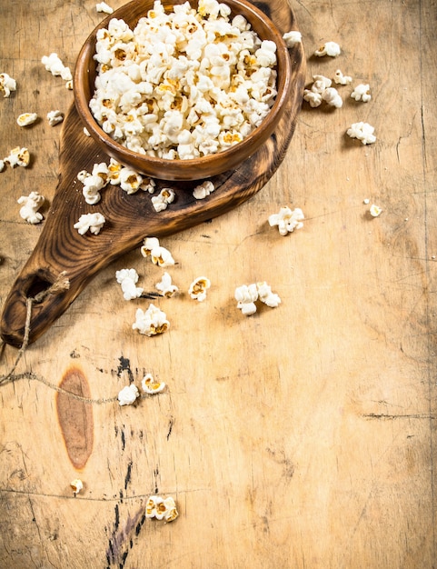 Popcorn in een houten kom op het bord