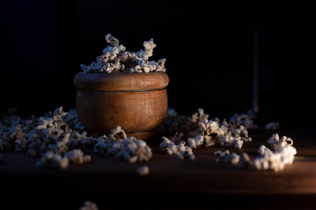 popcorn in een houten kom