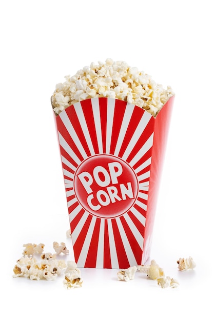 Popcorn in rood en wit gestreepte kartonnen emmer geïsoleerd op een witte achtergrond