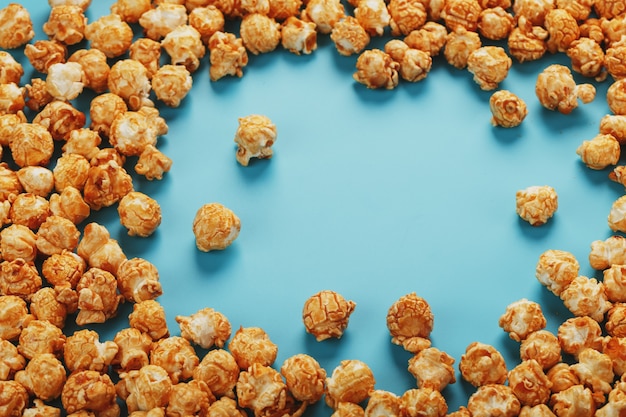 Popcorn is verspreid over een blauw oppervlak
