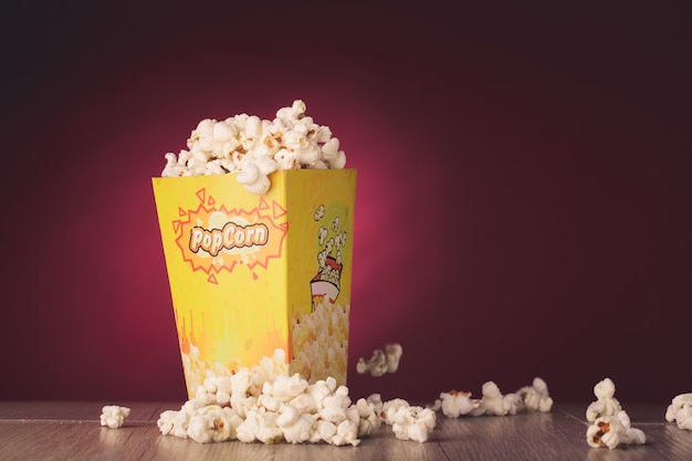 Foto popcorn isolato nella priorità bassa rossa