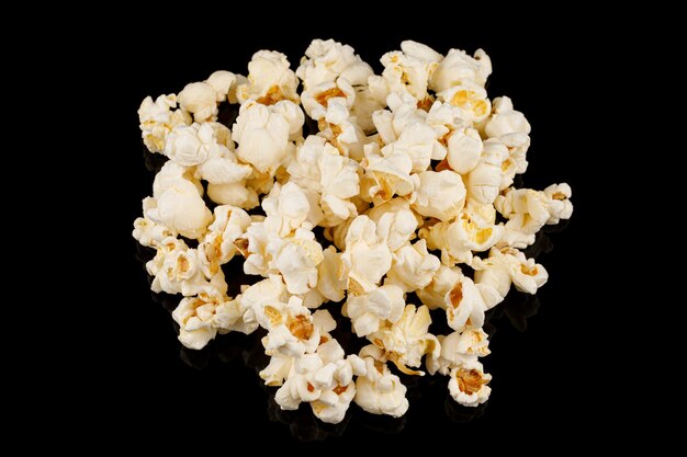 Popcorn maïs op een zwarte achtergrond close-up