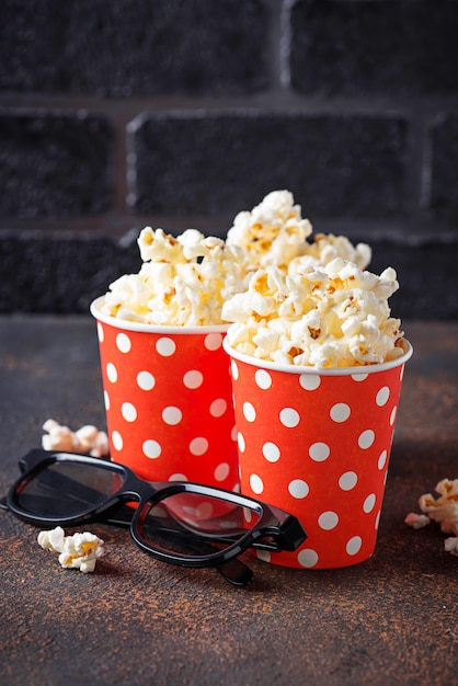 Popcorn met 3d bril op donkere achtergrond