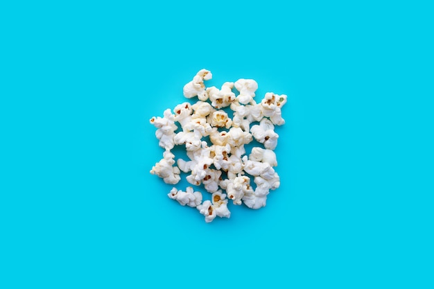 Popcorn op blauw. Kopieer ruimte