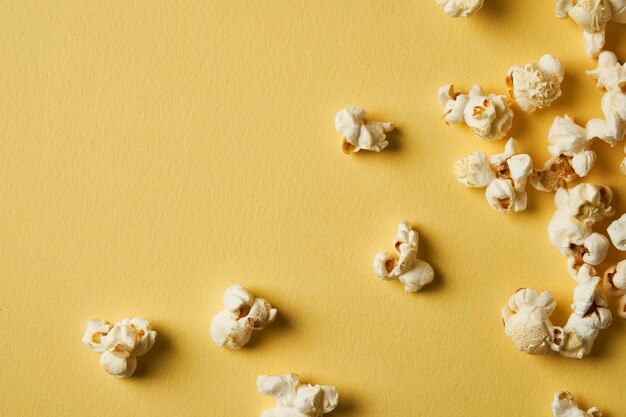 Popcorn op een gele achtergrond Kopieer de ruimte Popcorn-collectie Verschillende maten popcorn